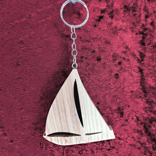 Voici un joli porte-clés d’un magnifique voilier en bois noble