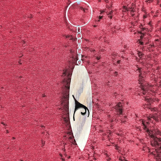 Voici un joli porte-clés D’une Planche de surf en bois noble