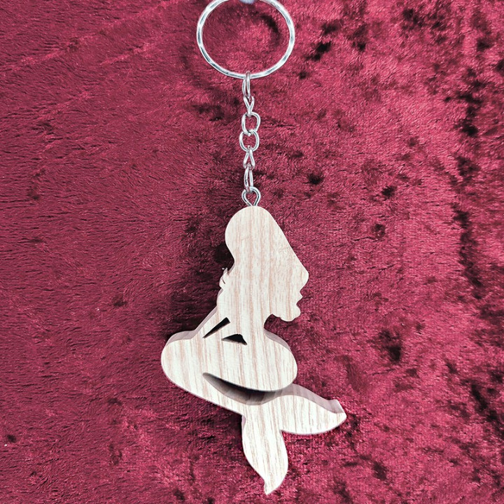 Voici un joli porte-clés d’une sirène en bois noble