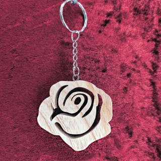 Voici un joli porte-clés d’un magnifique bouton de rose en bois noble
