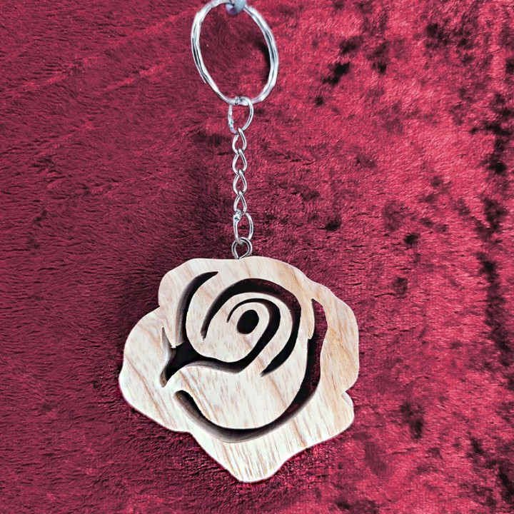 Voici un joli porte-clés d’un magnifique bouton de rose en bois noble