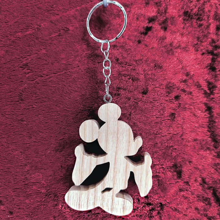 Voici un joli porte-clés de Mickey en bois noble