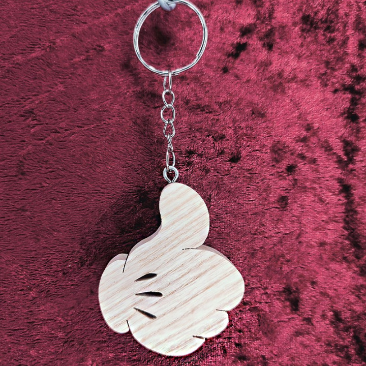 Voici un joli porte-clés de la main de mickey en bois noble