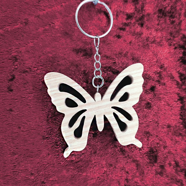Voici un joli porte-clés d’un magnifique papillon en bois noble
