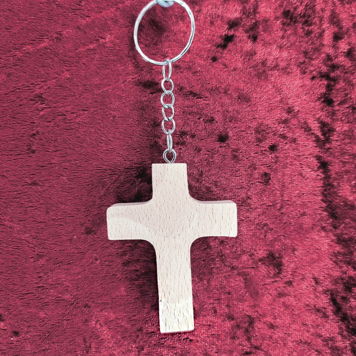 Voici un joli porte-clés d’une croix en bois noble