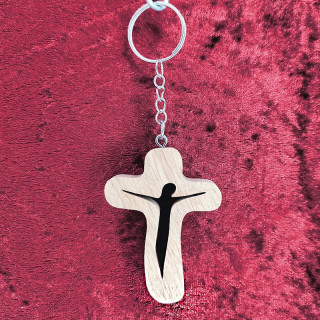 Voici un joli porte-clés d’une croix avec Jésus en bois noble