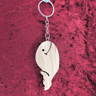 Voici un joli porte-clés d’une magnifique petite baleine en bois noble