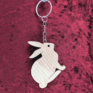 Voici un joli porte-clés d’un magnifique petit lapin en bois noble
