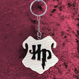 Voici un joli porte-clés de la saga Harry Potter en bois noble