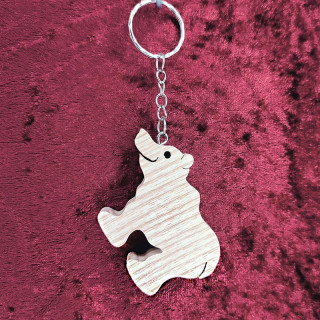 Voici un joli porte-clés d’un magnifique ours gracieux en bois noble