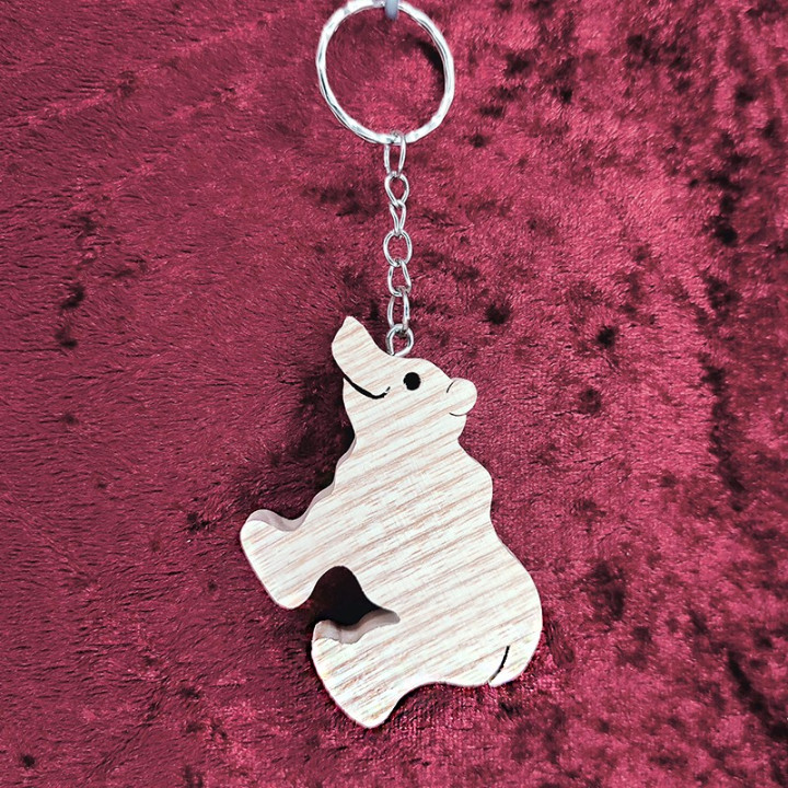 Voici un joli porte-clés d’un magnifique ours gracieux en bois noble