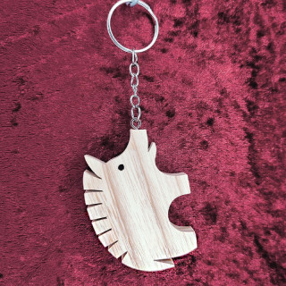 Voici un joli porte-clés d’un magnifique sanglier en bois noble