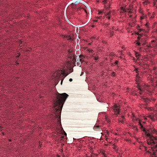 Voici un joli porte-clés d’un magnifique cochon en bois noble