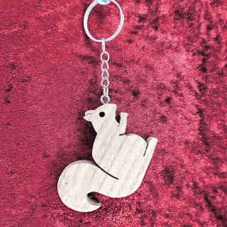 Voici un joli porte-clés d’un magnifique écureuil en bois noble
