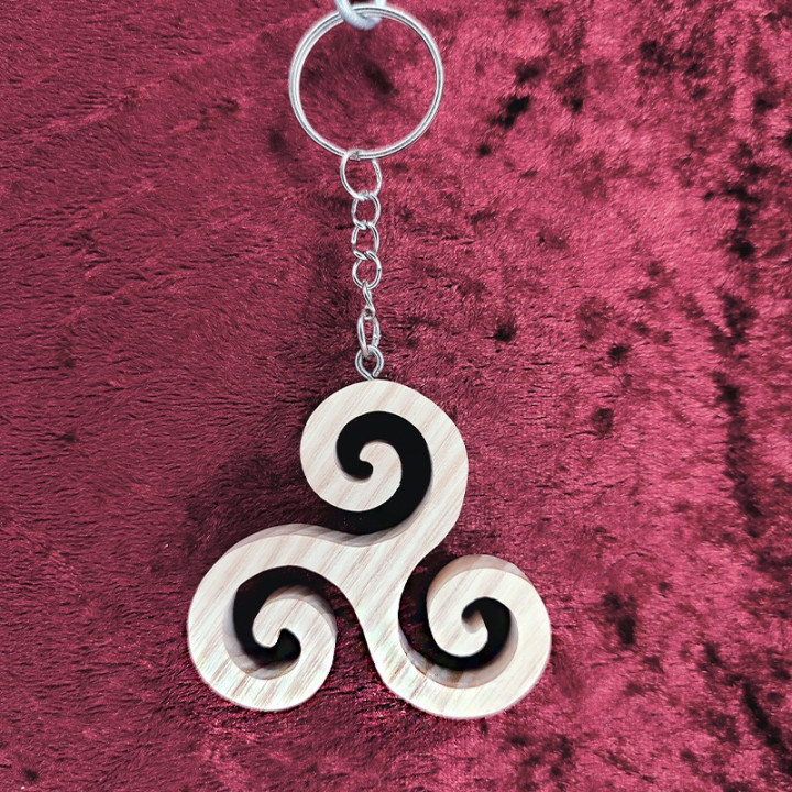 Voici un joli porte-clés d’un triskel, en chêne, hêtre ou frêne