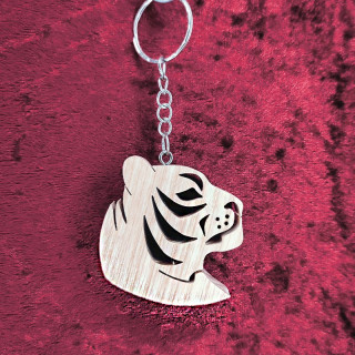 Voici un joli porte-clés d’une magnifique tête de tigre en bois noble
