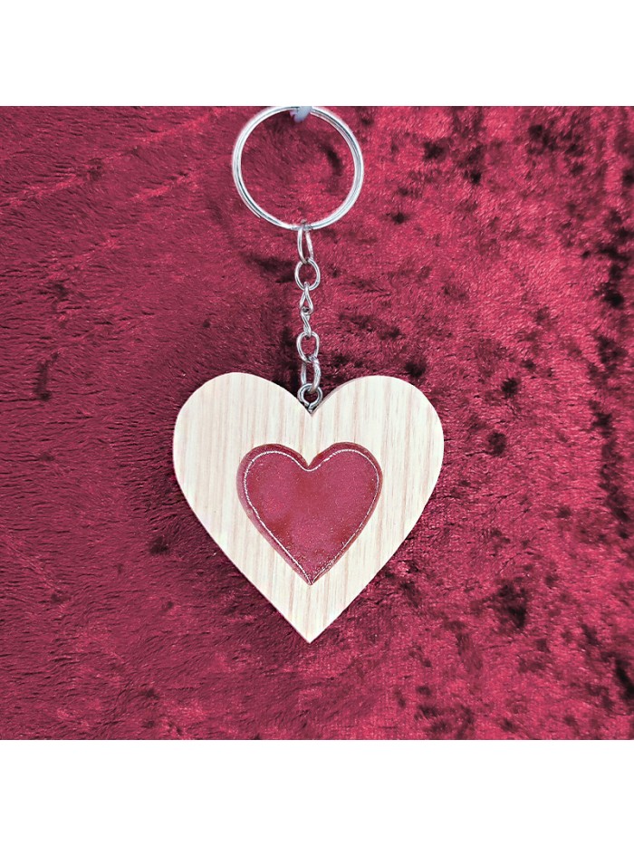Porte clés bois d'un cœur avec de la résine