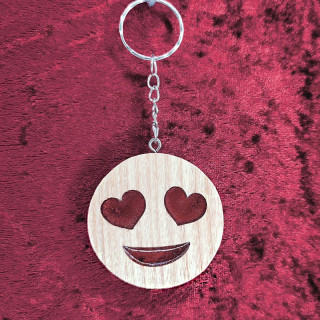 Voici un joli porte-clés d’un smiley avec de la résine en bois noble