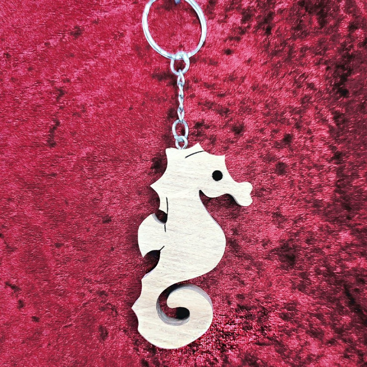 Voici un joli porte-clés d’un Hippocampe en bois