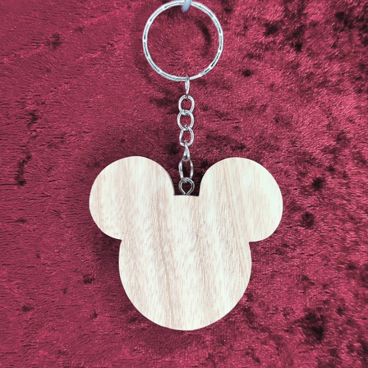 Voici un joli porte-clés de la tête de mickey en bois noble