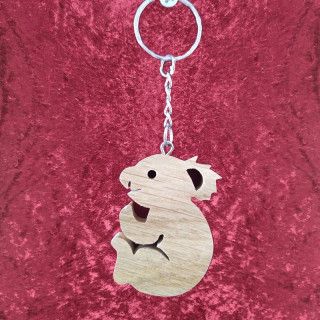 Voici un joli porte-clés koala en bois noble