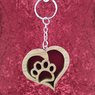 Voici un joli porte-clés coeur avec une patte en bois noble