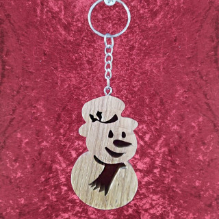 Voici un joli porte-clés d’un bonhomme de neige en bois noble