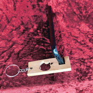 Voici un joli porte-clés d’un support smartphone pomme en bois