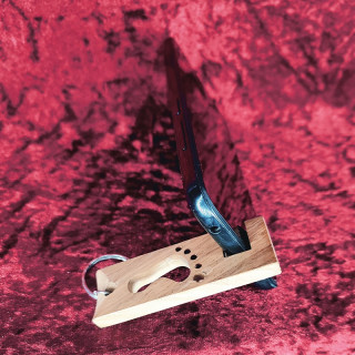 Voici un joli porte-clés d’un support smartphone avec un pied