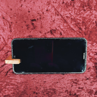 Voici un joli porte-clés d’un support smartphone avec un pied