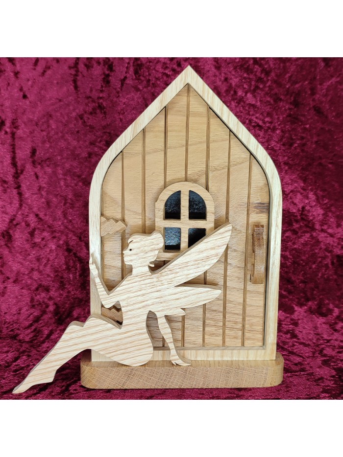 Porte de fée en bois, fée assise