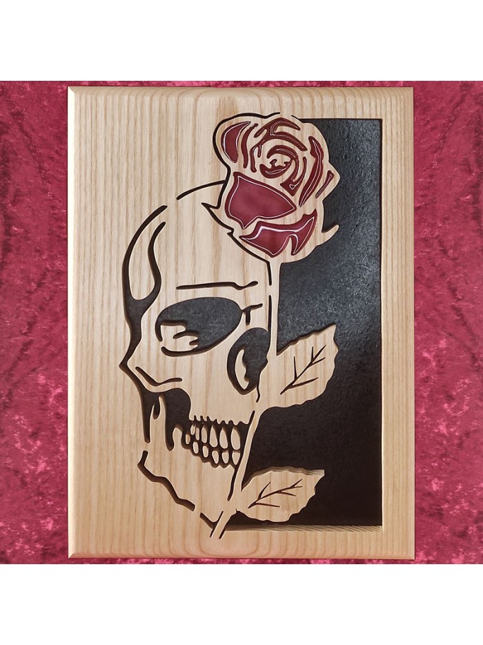 Tableau bois d'un crane avec une rose