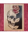 Tableau bois d'un crane avec une rose