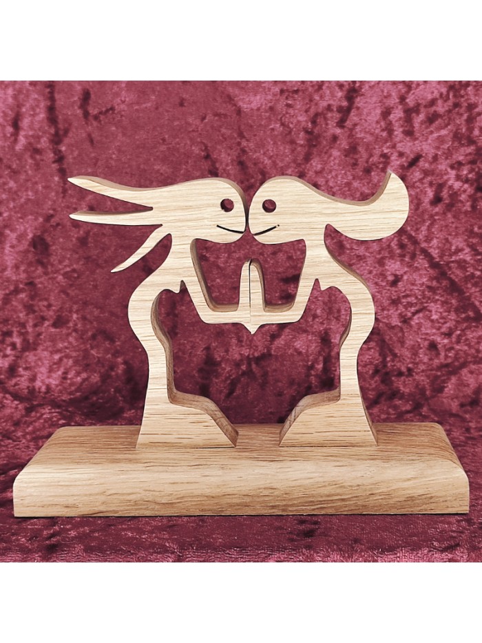 la famille sympatoche, deux filles mains dans la main, personnage bois la famille sympatoche, deux filles mains dans la main, personnage bois
