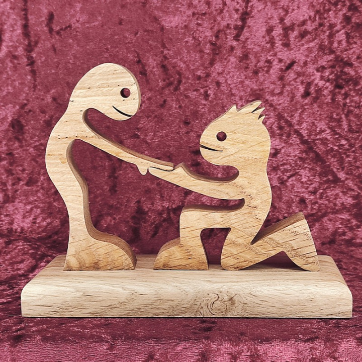 La famille sympatoche, demande en mariage entre deux hommes, en bois