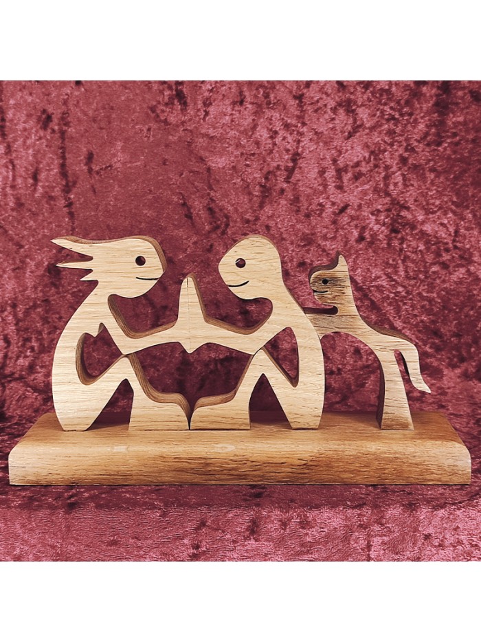 La famille sympatoche, un couple assis mains dans la main, en bois La famille sympatoche, un couple assis mains dans la main, en bois