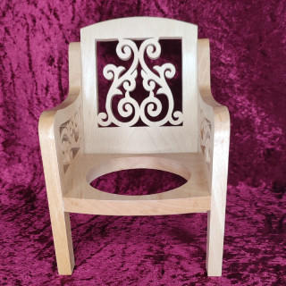 retrouvé une magnifique chaise porte plante en bois noble