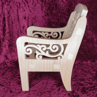 retrouvé une magnifique chaise porte plante en bois noble