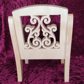 retrouvé une magnifique chaise porte plante en bois noble