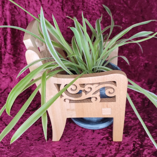 retrouvé une magnifique chaise porte plante en bois noble