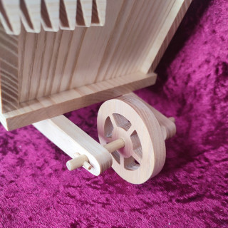 retrouvé une magnifique brouette porte plante en bois noble