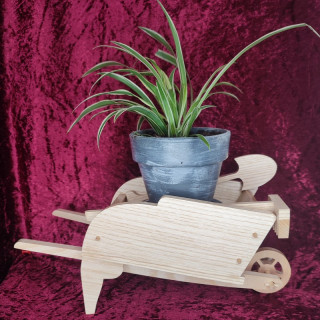 retrouvé une magnifique brouette porte plante en bois noble