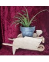 porte plante en bois d'une brouette