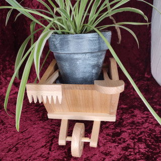 retrouvé une magnifique brouette porte plante en bois noble