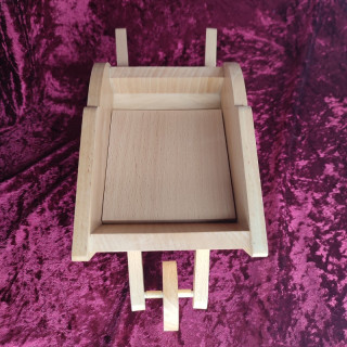 retrouvé une magnifique brouette porte plante en bois noble