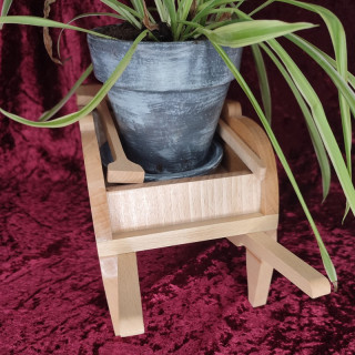retrouvé une magnifique brouette porte plante en bois noble