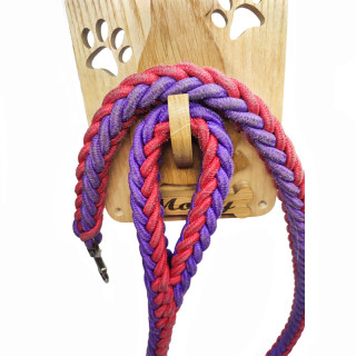 Voici un porte laisse très utile qui se fixe au mur en bois noble