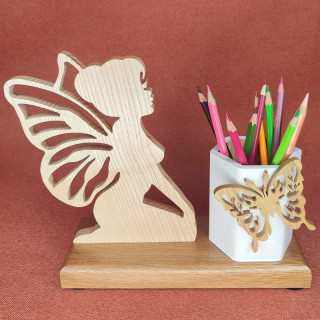 Voici un jolie porte crayons ou stylos avec une fée et un papillon
