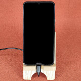 Station d'accueil en bois pour smartphone avec une grande clé de sol