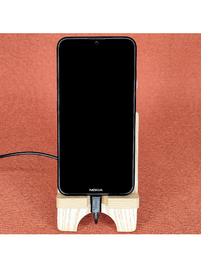Station d'accueil en bois pour smartphone avec une grande clé de sol
